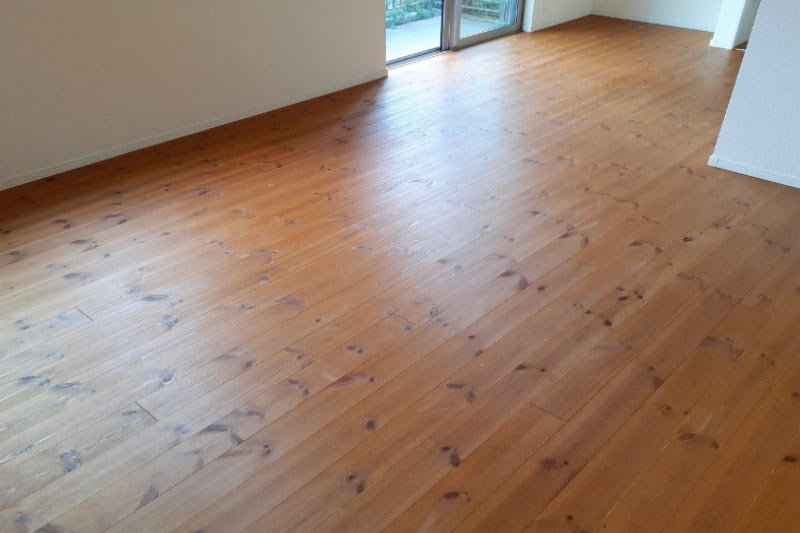 無垢フローリング床材の住宅