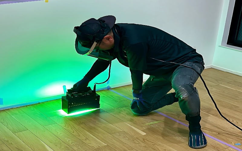 UV照射し硬化作業