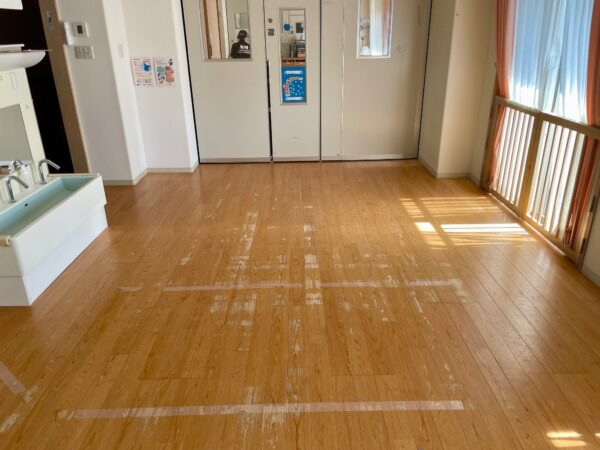 保育園の無垢床フローリングサンディング施工前