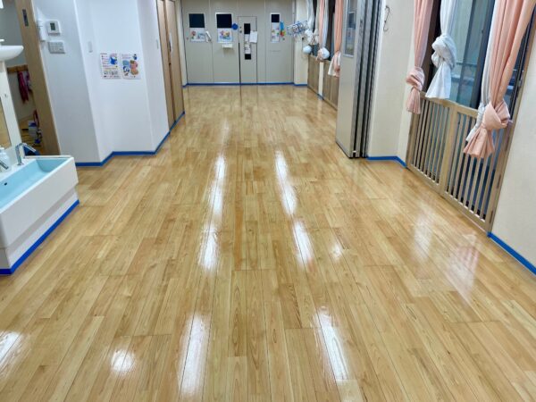 サンディングの仕上げ研磨中の保育園の床